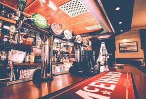 Serves lunch, dinner, and brunch