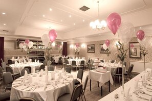 Breakfast, lunch and dinner served - Burnett Arms Hotel (Banchory)