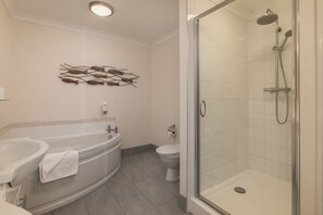 Suite superior, 1 cama King size, para no fumadores | Regadera en el baño