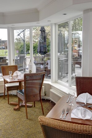 Combined shower/bathtub, free toiletries, hair dryer, towels