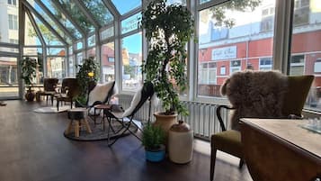 43-tommu snjallsjónvarp með stafrænum rásum, sjónvarp.