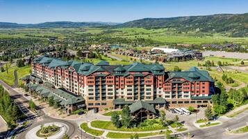 Un gran hotel con varias construcciones, un patio central y un paisaje circundante con carreteras y vegetación.