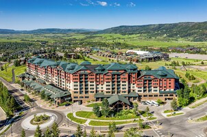Un gran hotel con varias construcciones, un patio central y un paisaje circundante con carreteras y vegetación.
