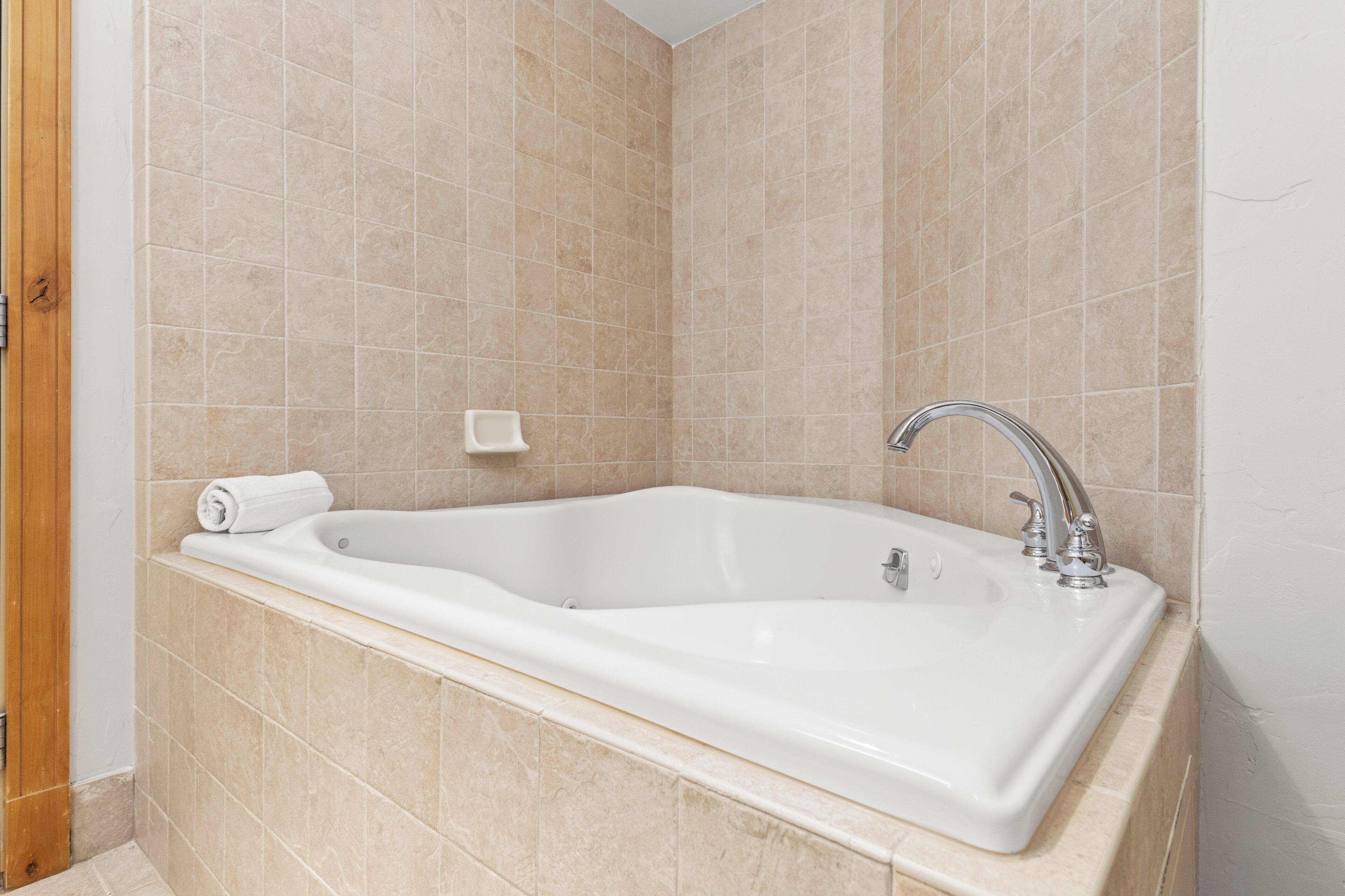 combined shower/bathtub, free toiletries, hair dryer, bathrobes