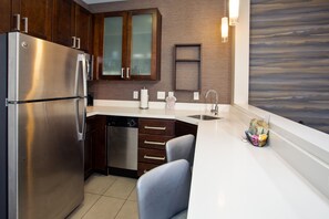 Refrigerador con freezer, microondas, placa de cocina, lavavajillas