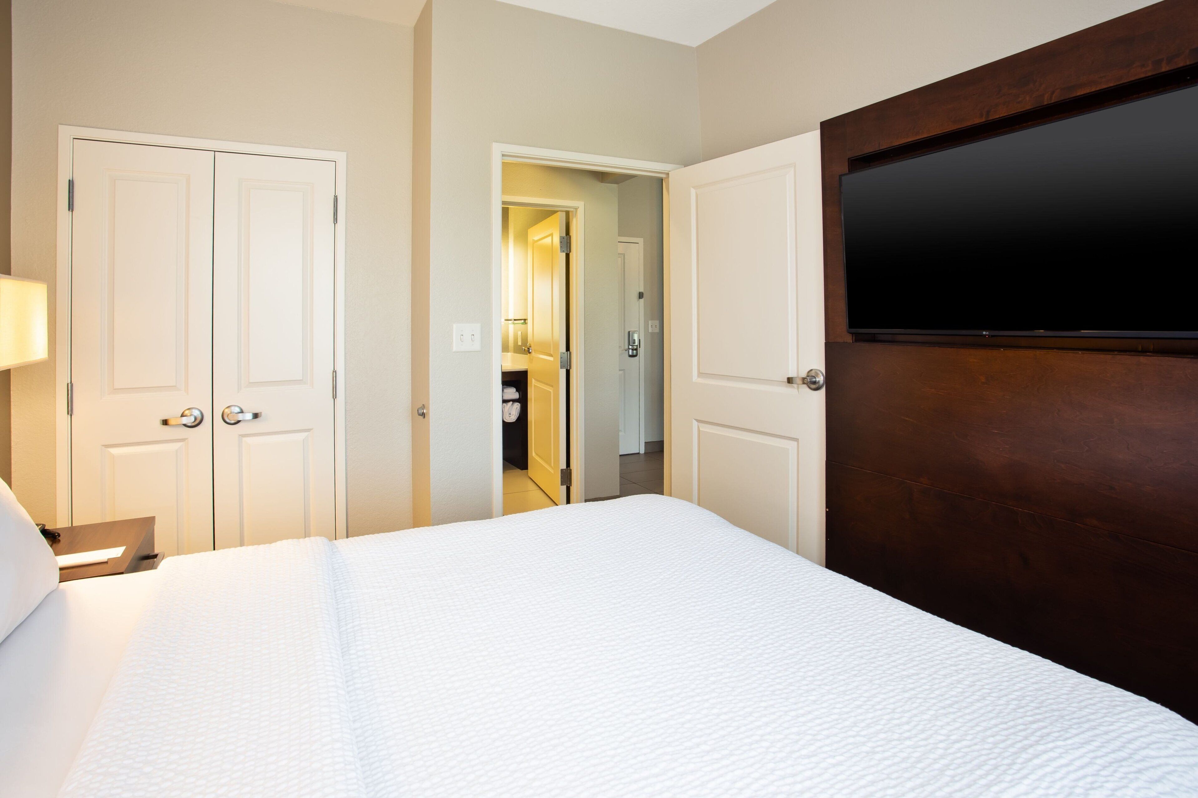 1 bedroom, premium bedding, pillow-top beds, desk