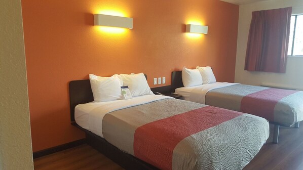Ropa de cama hipoalergénica, muebles diferentes y escritorio 