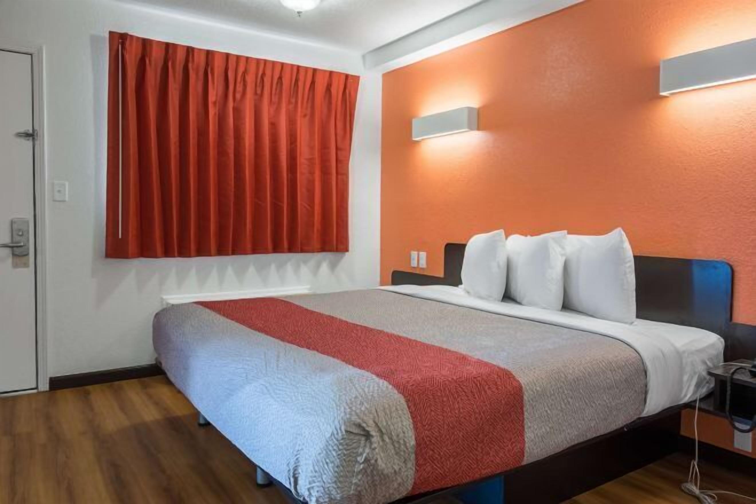 低刺激性寝具、客室ご  とに異なるインテリア、デスク、ノートパソコン用作業スペース