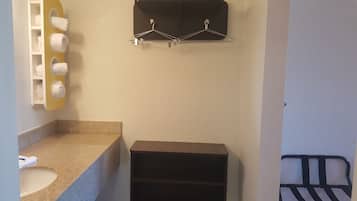 Combined shower/bathtub, free toiletries, hair dryer, towels