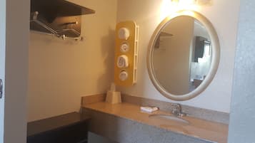 Combined shower/tub, free toiletries, hair dryer, towels