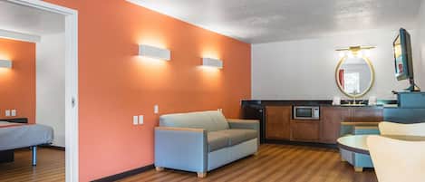 Ropa de cama hipoalergénica, muebles diferentes y escritorio
