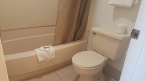 Combined shower/tub, free toiletries, hair dryer, towels - Motel 6 Columbus, OH - OSU (Columbus)