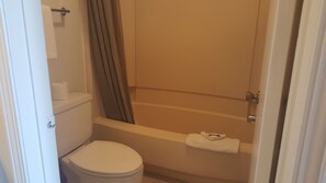 Combined shower/tub, free toiletries, hair dryer, towels - Motel 6 Columbus, OH - OSU (Columbus)