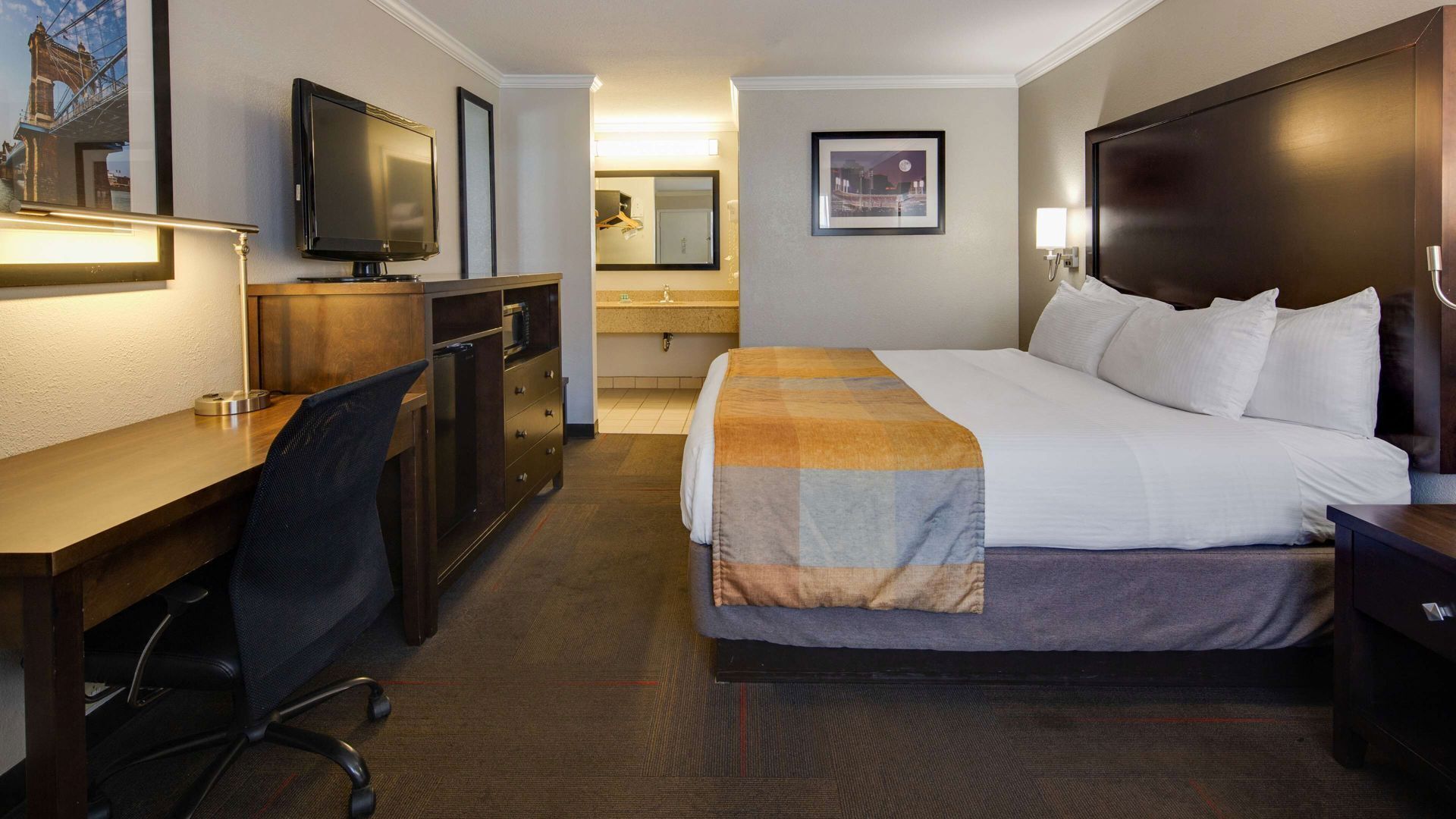 Värdeförvaringsskåp på rummet och arbetsyta för laptop