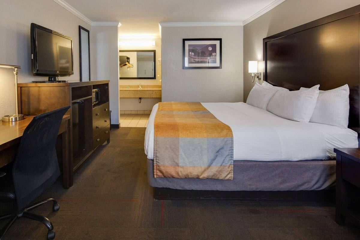 Värdeförvaringsskåp på rummet och arbetsyta för laptop