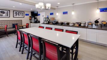 Café da manhã com buffet grátis todos os dias