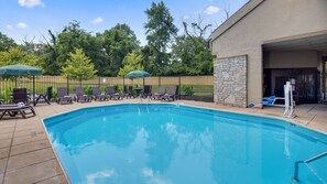 Piscine extérieure, chaises longues