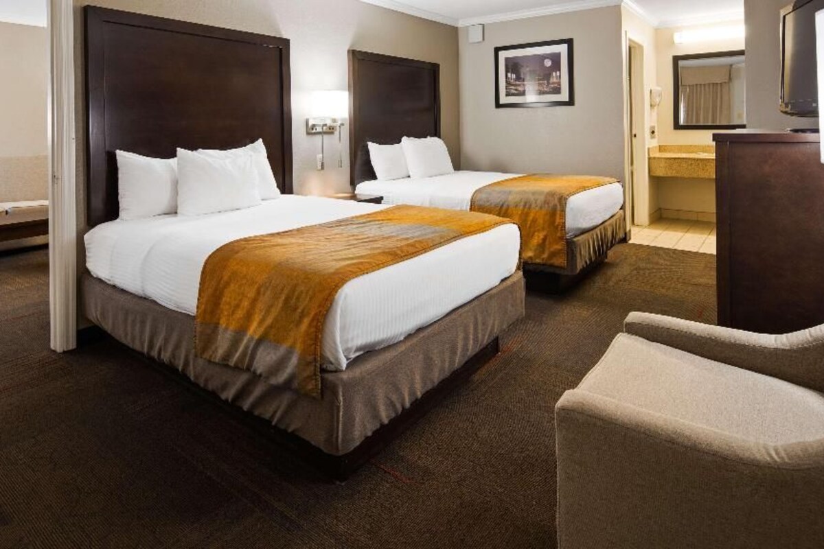 In-room safe, laptop workspace, blackout drapes, iron/ironing board