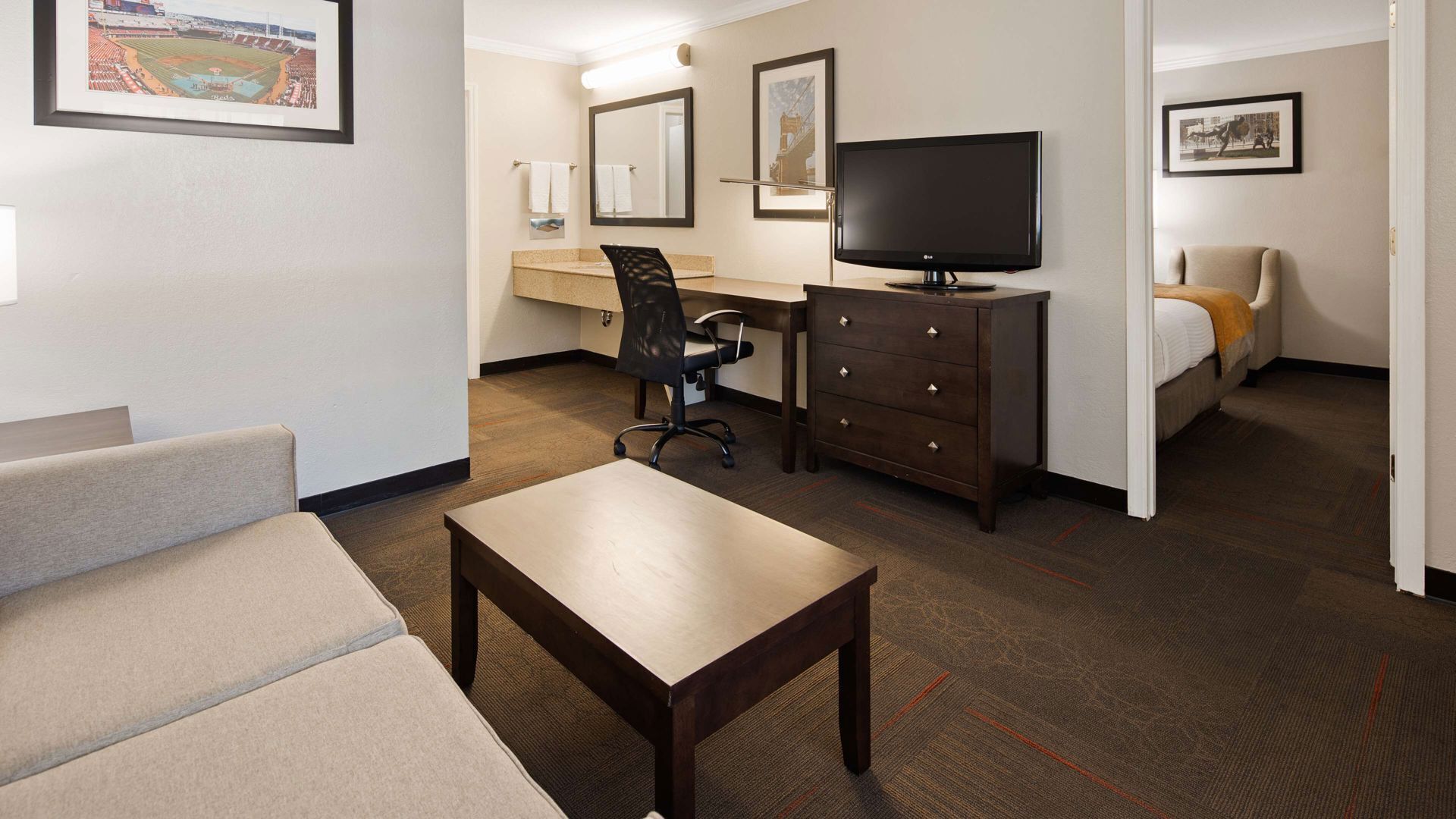 Värdeförvaringsskåp på rummet och arbetsyta för laptop