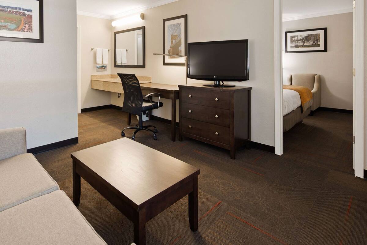 Värdeförvaringsskåp på rummet och arbetsyta för laptop