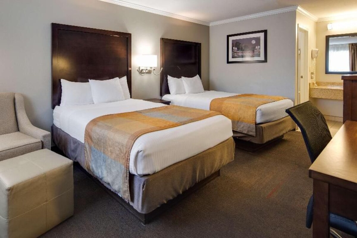 In-room safe, laptop workspace, blackout drapes, iron/ironing board