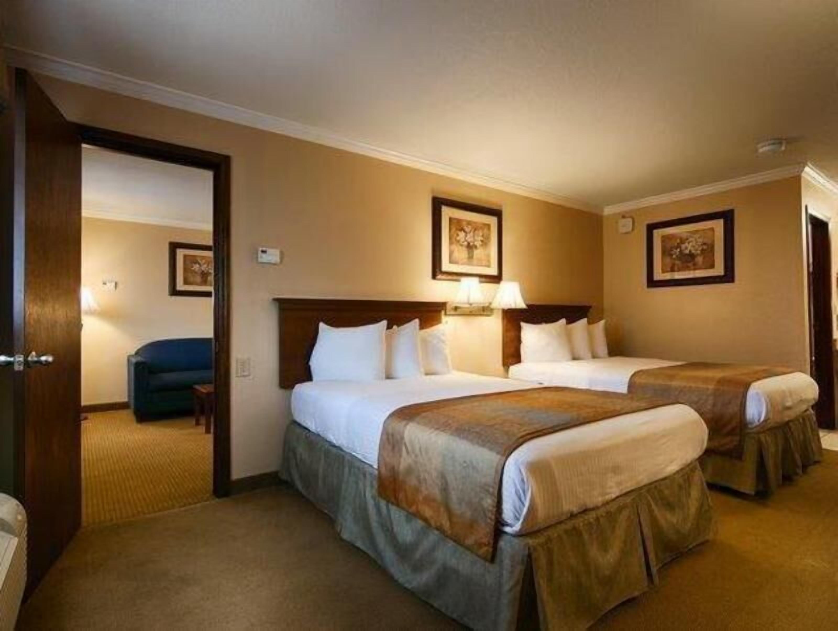 Värdeförvaringsskåp på rummet och arbetsyta för laptop