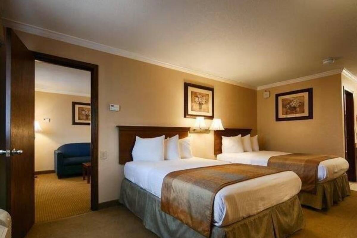 Värdeförvaringsskåp på rummet och arbetsyta för laptop