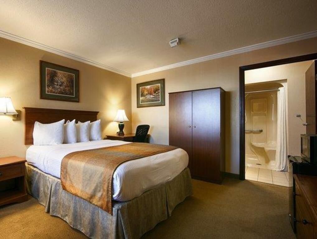 Värdeförvaringsskåp på rummet och arbetsyta för laptop