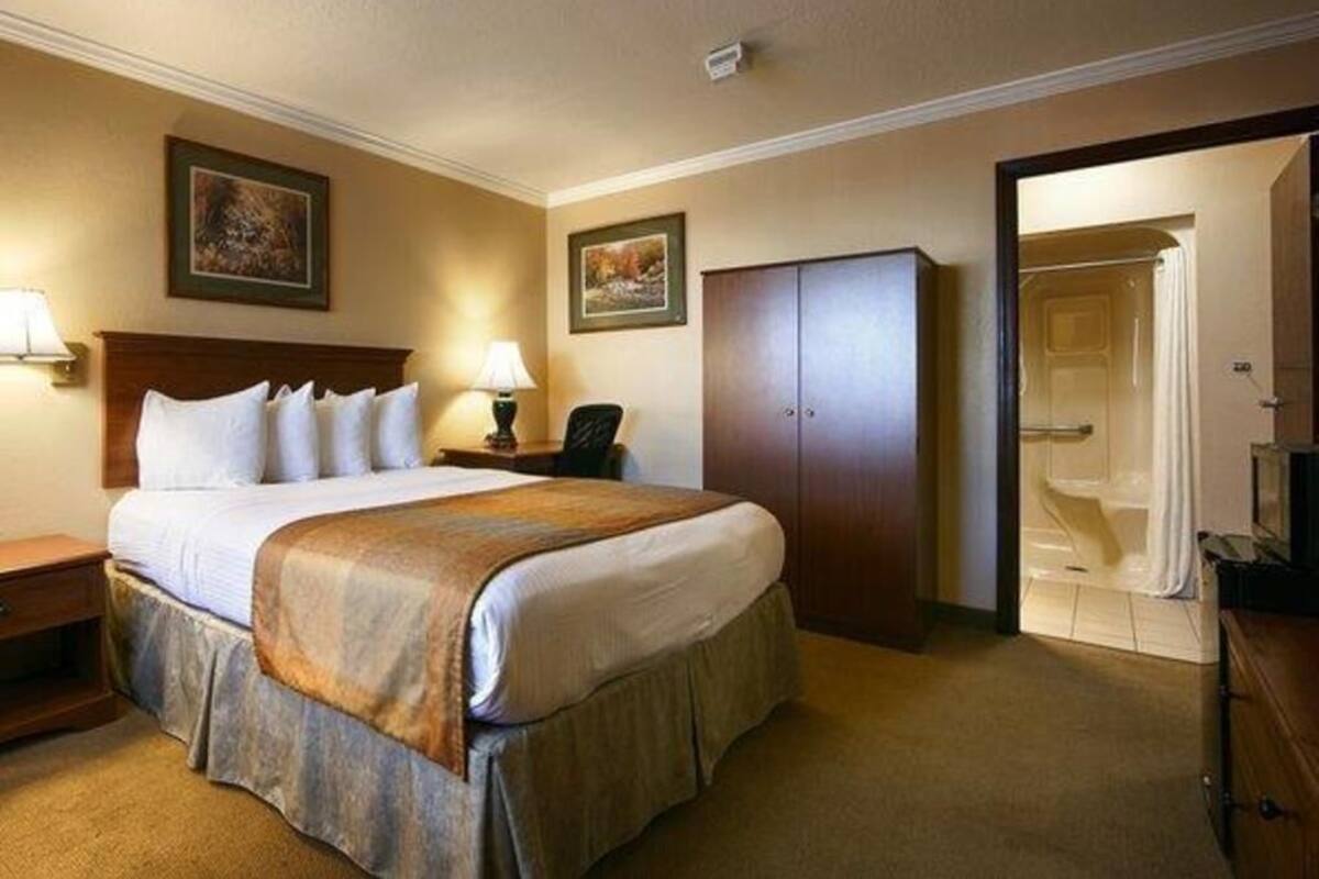 Värdeförvaringsskåp på rummet och arbetsyta för laptop