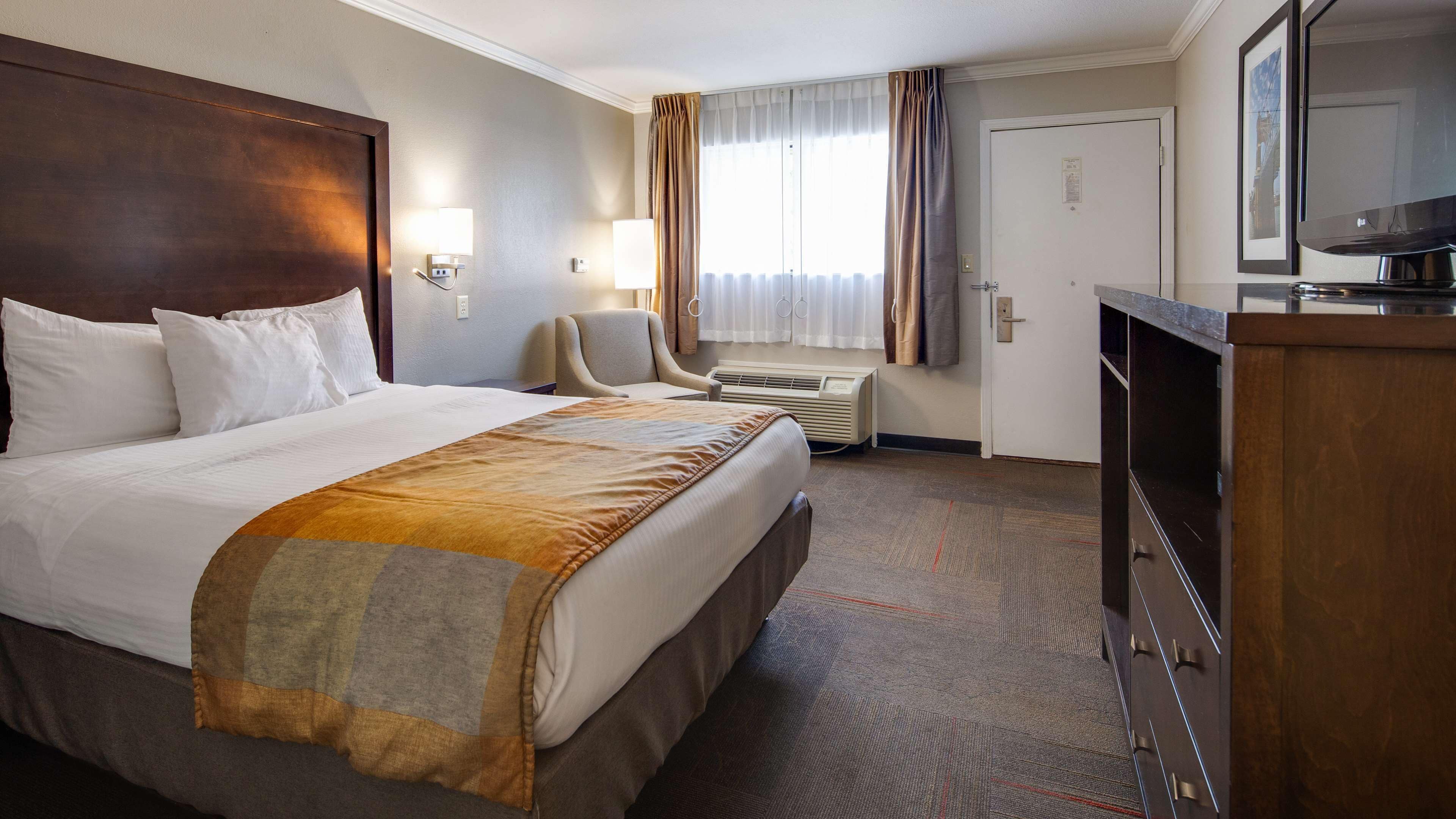 in-room safe, laptop workspace, blackout curtains, iron/ironing board