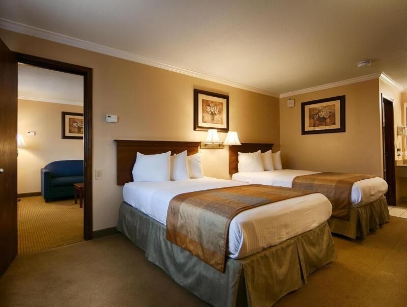 Värdeförvaringsskåp på rummet och arbetsyta för laptop