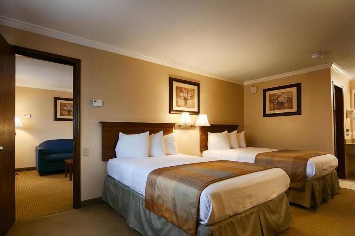 Värdeförvaringsskåp på rummet och arbetsyta för laptop