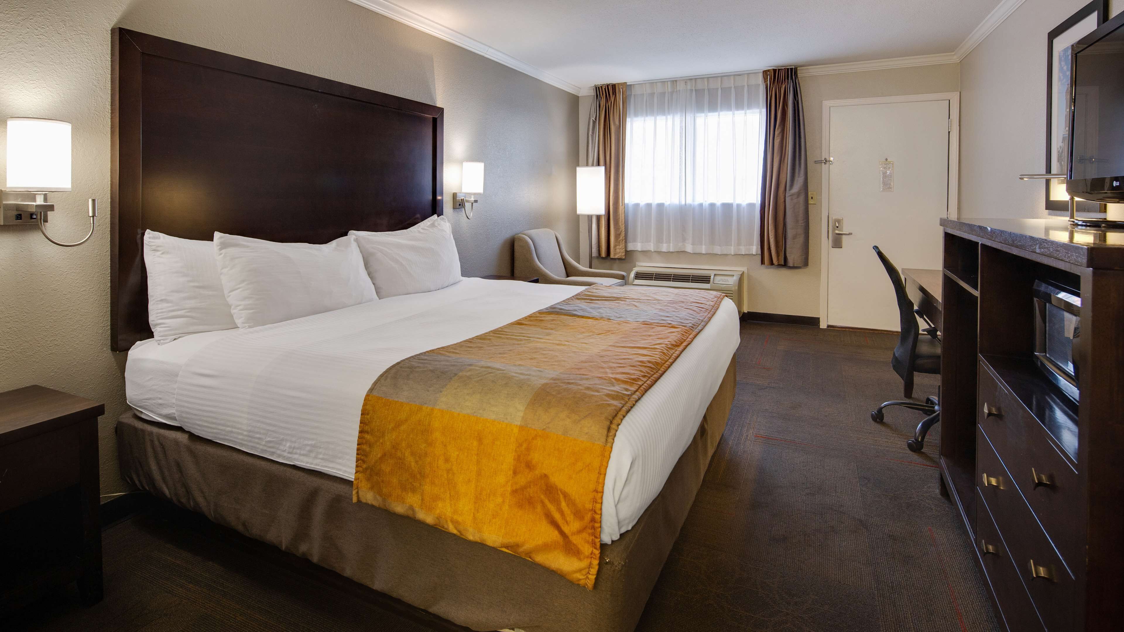 standard room, 1 king bed, non smoking, refrigerator & microwave | in-room safe, laptop workspace, blackout curtains, iron/ironing board