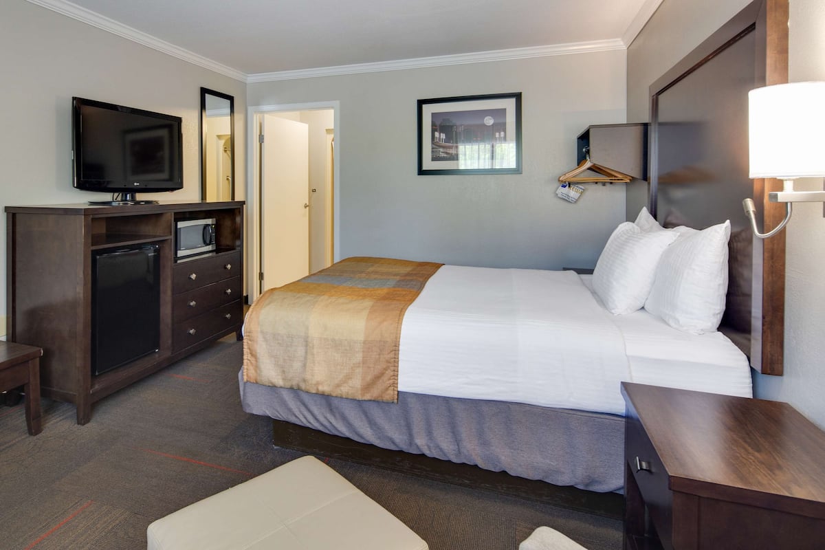 In-room safe, laptop workspace, blackout drapes, iron/ironing board