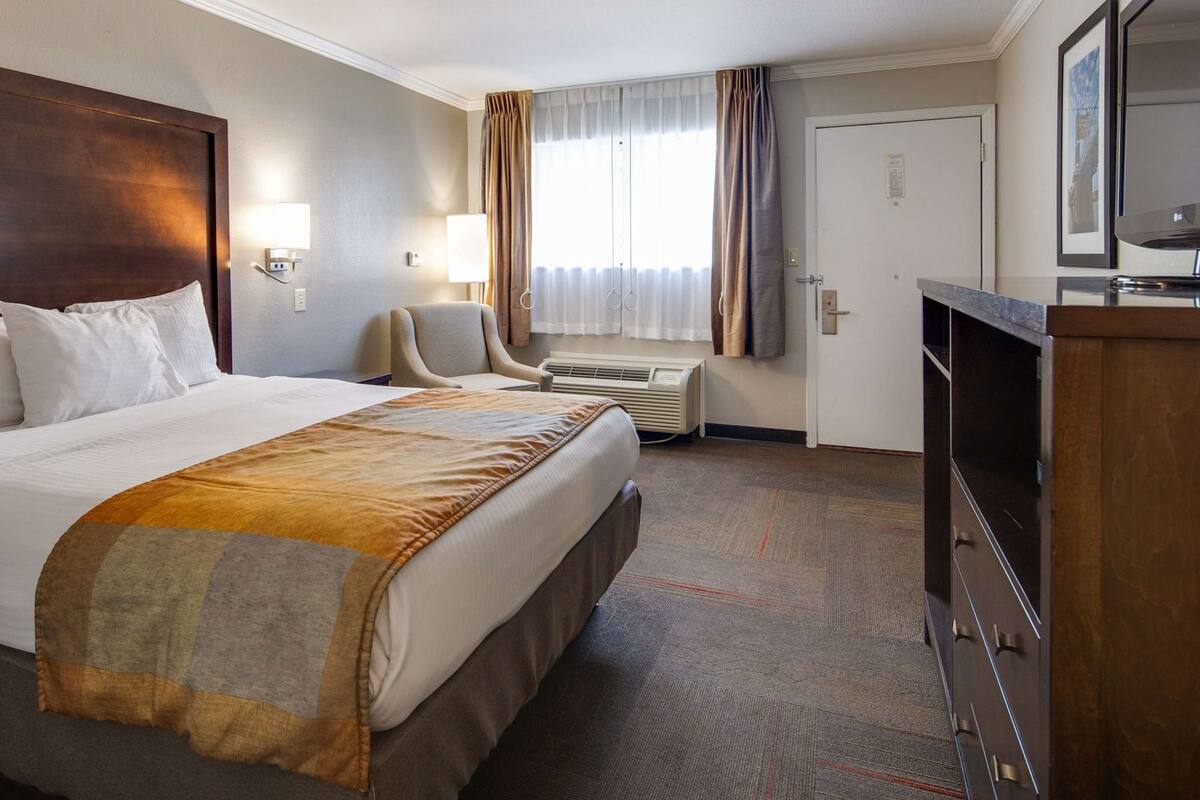 Värdeförvaringsskåp på rummet och arbetsyta för laptop