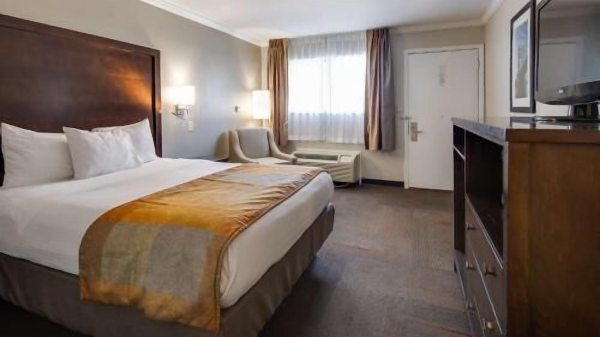 Värdeförvaringsskåp p å rummet och arbetsyta för laptop