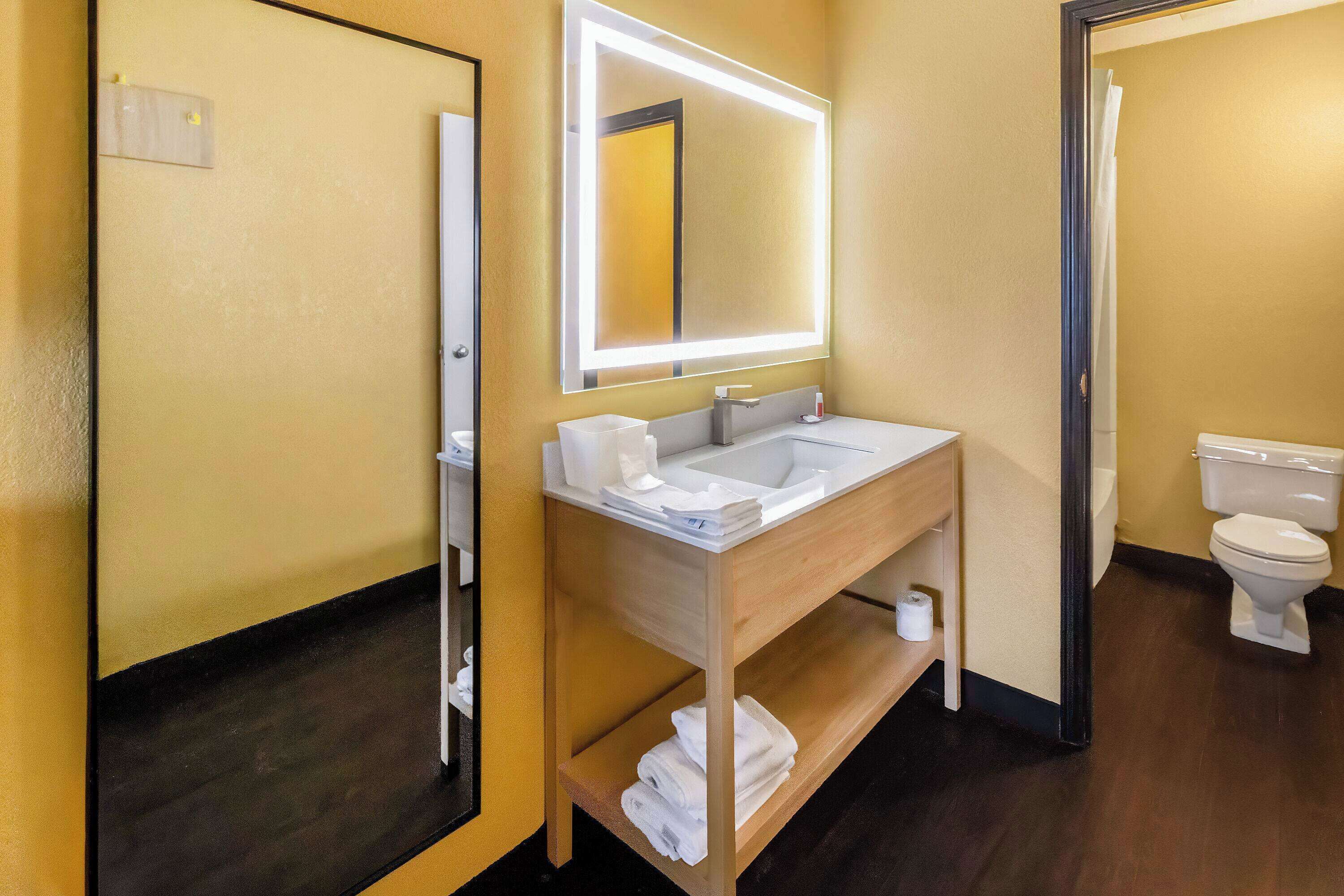 Standard Room, 1 Queen Bed | Bathroom | Combined shower/tub, free toiletries, hair dryer, towels
