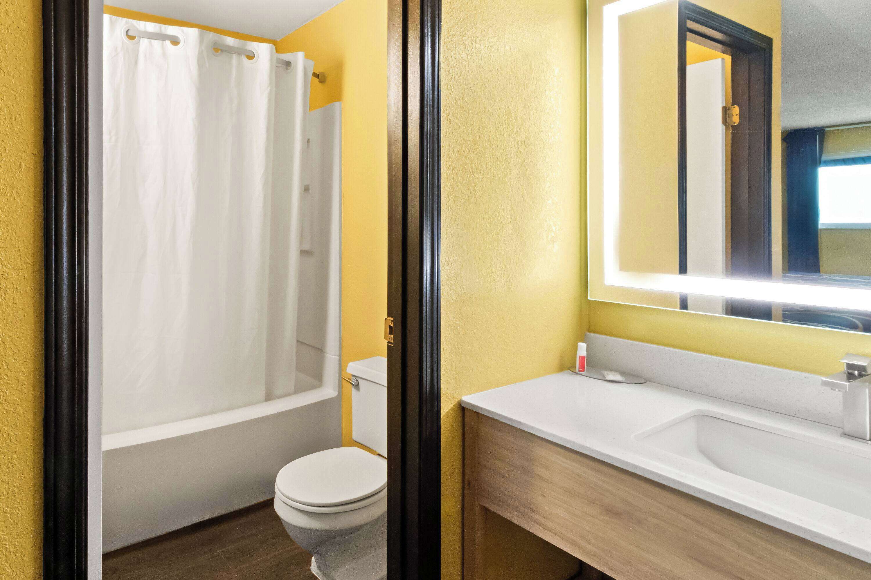 Un baño con bañera, inodoro y lavabo.