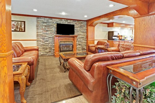 Days Inn & Suites by Wyndham Monroe