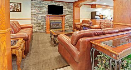 Days Inn & Suites by Wyndham Monroe