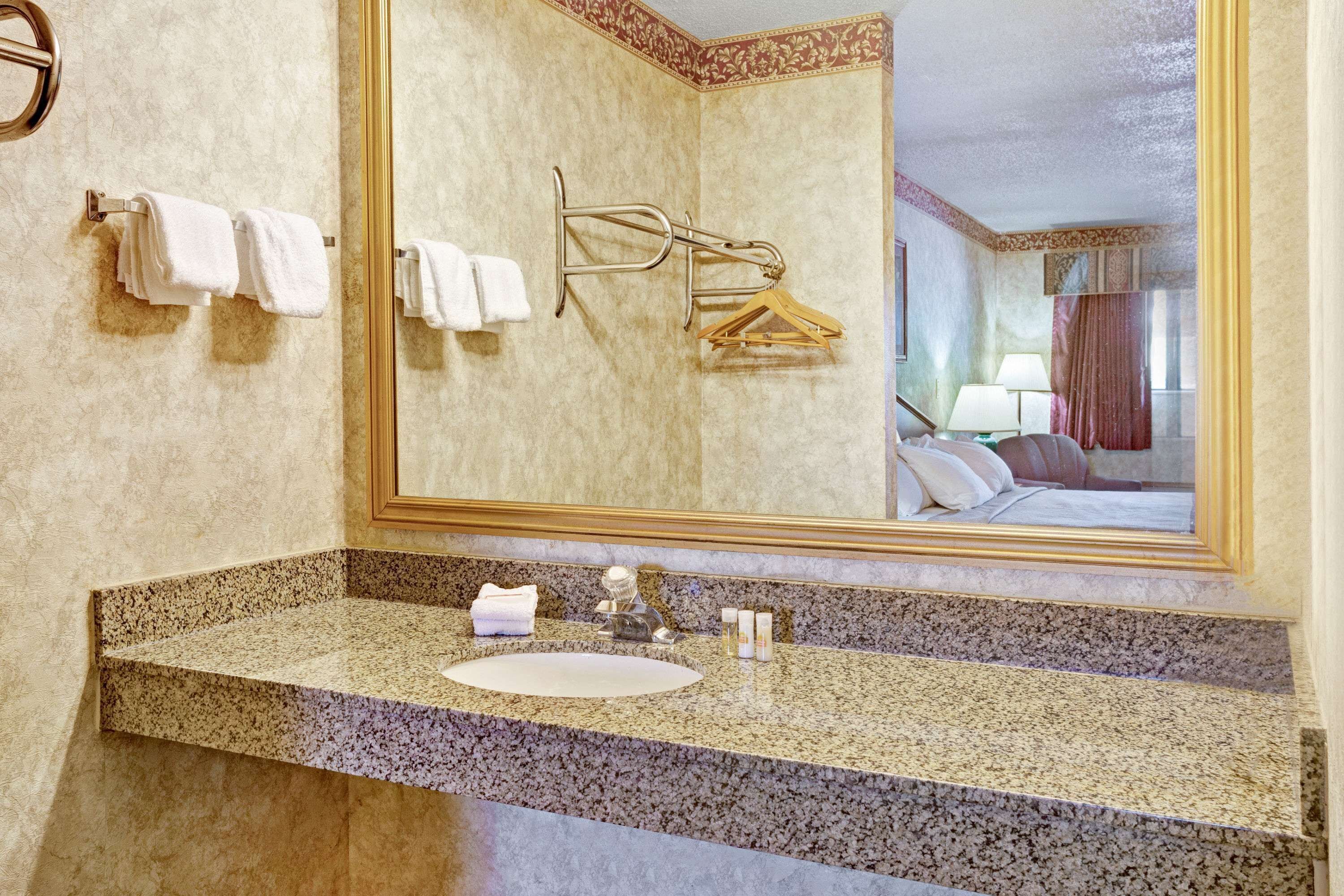 Combined shower/bathtub, free toiletries, hair dryer, towels