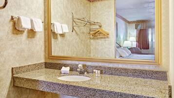 Combined shower/bathtub, free toiletries, hair dryer, towels
