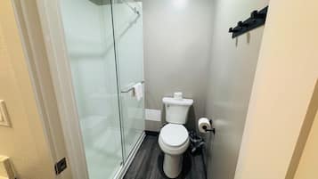 Standardzimmer, 1 Queen-Bett, Nichtraucher | Badezimmer | Handtücher