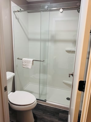 Quarto standard, 2 camas Queen, para não fumantes | Banheiro | Toalhas de banho 
