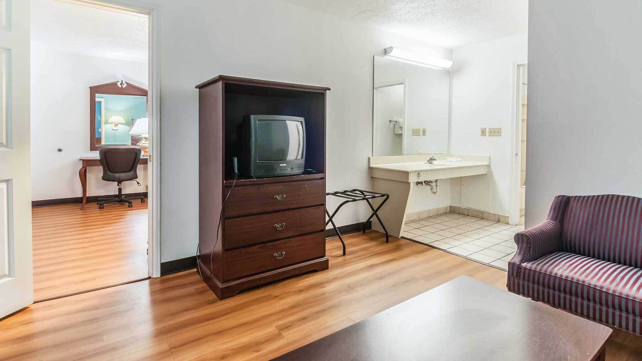 Deluxe Room, 1 Queen Bed, Mobility Accessible, Non Smoking | Bed sheets