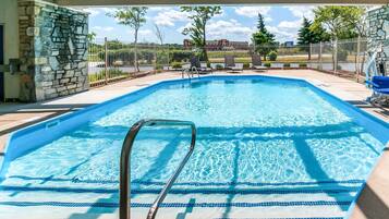 حمّام سباحة خارجي