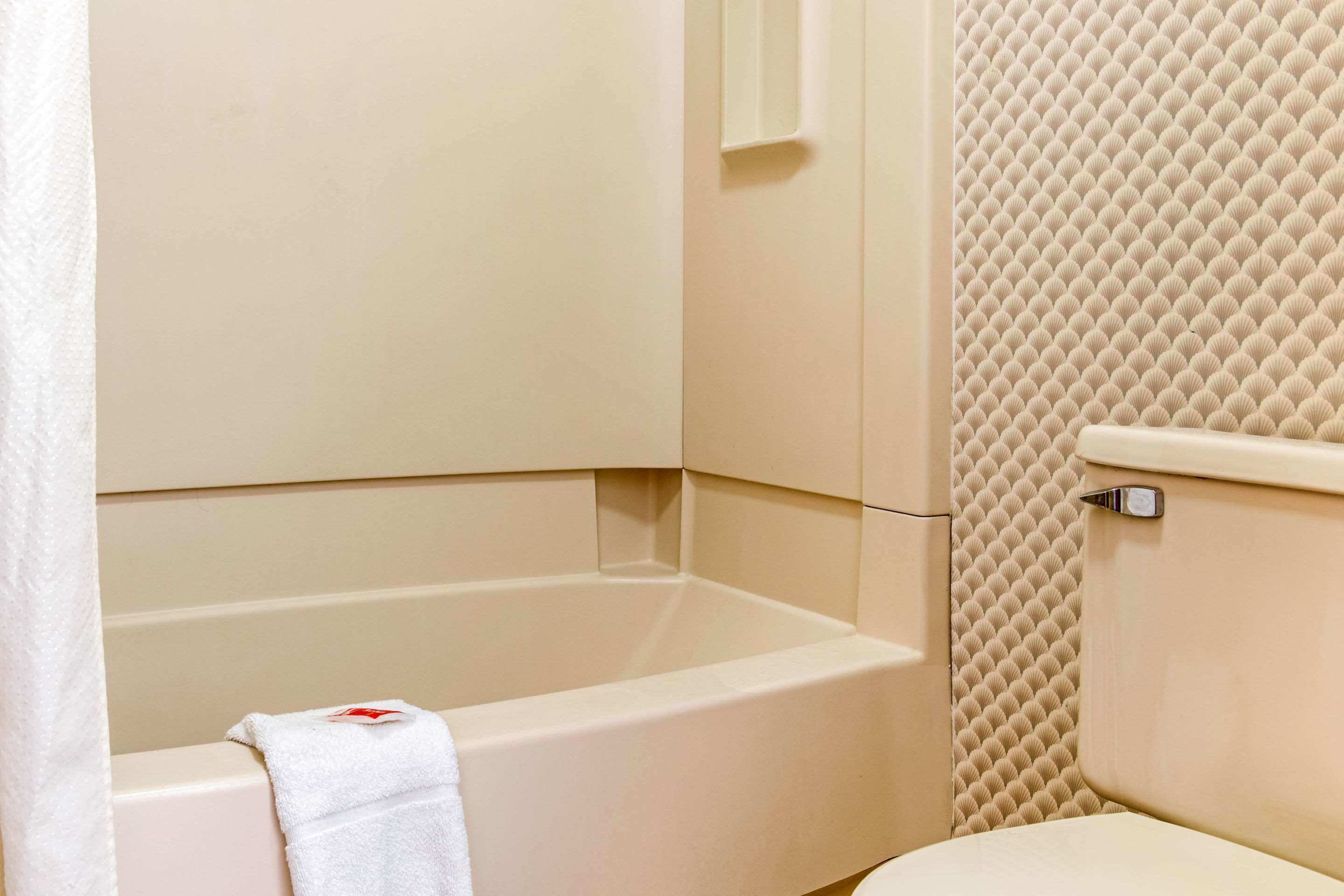 Standard Room, 1 King Bed, Non Smoking | Bathroom | Combined shower/tub, free toiletries, towels
