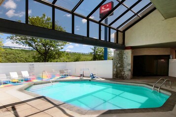 Una piscina al aire libre de temporada