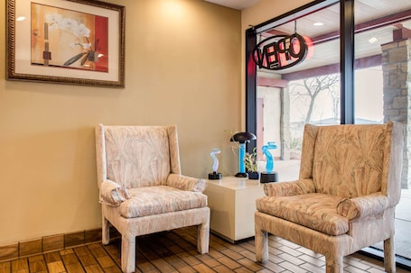 Lobby. Econo Lodge Holland - Toledo