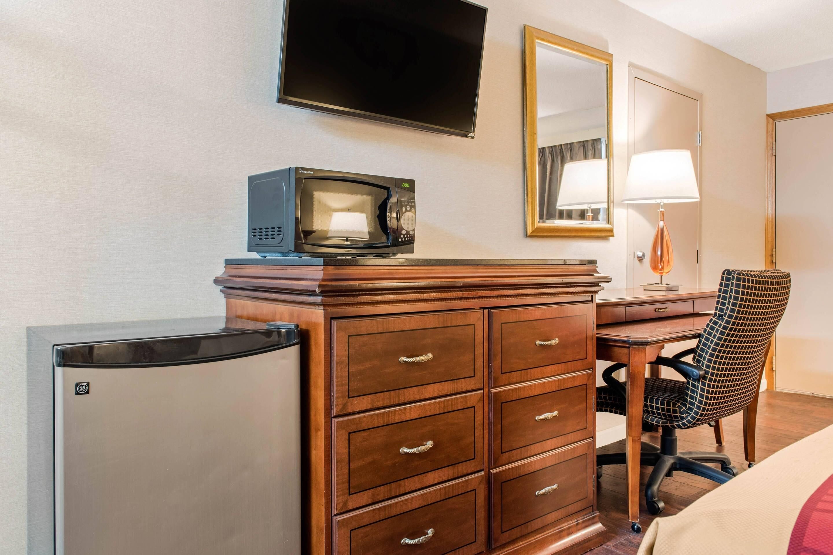 Escritorio, cortinas blackout, wifi gratis y ropa de cama 
